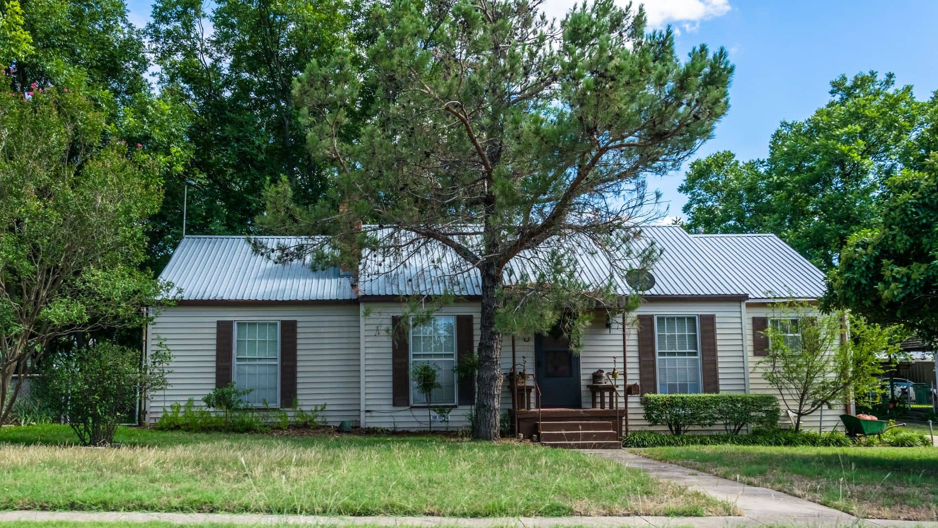 Modest white home in DFW – sell your inherited house fast for cash in any condition, no repairs needed