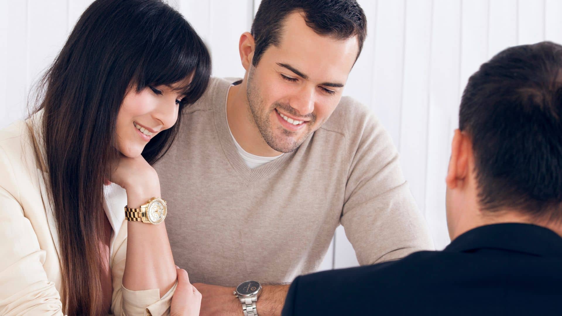 Couple discussing novation deal with real estate investor – sell your house fast in DFW with novation agreements for bigger spreads, no fees